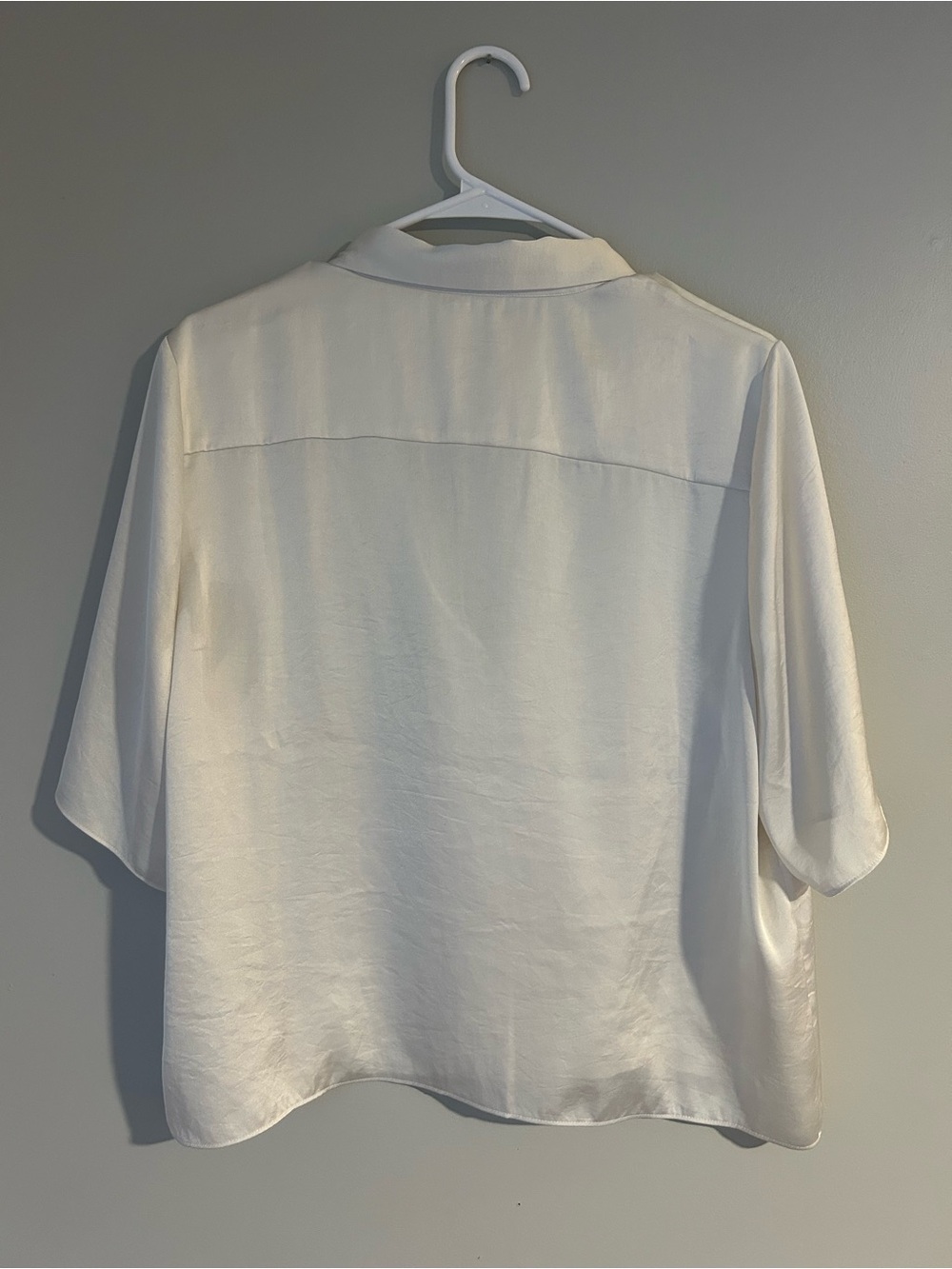 Aritzia Wilfred Beso Satin Shirt
Shortsleeve Japanese Button-up Blouse - Size L - Picture 7 of 10